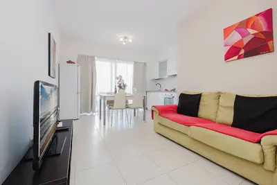 Image de Bright 2-bedroom Penthouse in Sliema, just steps from the promenade, Balluta beaches, cafés, and bus stops. Fully equipped with Wi-Fi, air conditioning, kitchen, and terrace — ideal for families or groups exploring Malta.