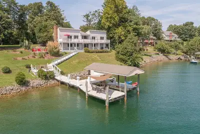 Image de Stunning Lake Home with Private Dock, Spa, Fire Pit