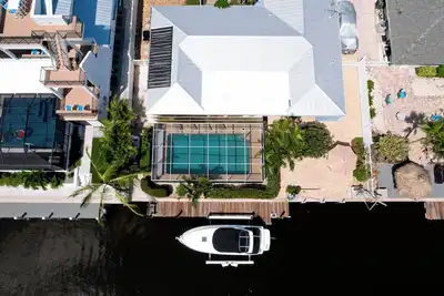 Image de 3 bedroom canal front home with private heated pool!