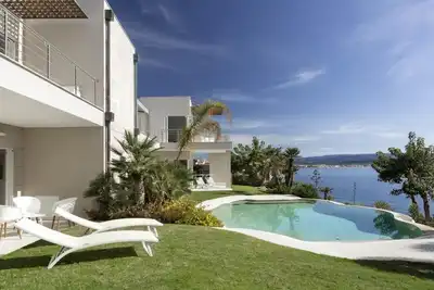 Image de Beautiful Sapphire Serenity Serene Pool Sanctuary