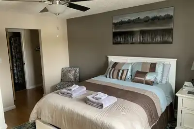 Image de Cozy Condo close to Lrt, Stadium and Expo Center.