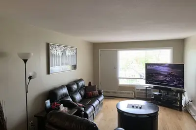 Image de Cozy condo, close to Northgate mall and Ring road Top Floor.