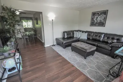 Image de Charming first floor 2-bedroom apartment. All private with patio.