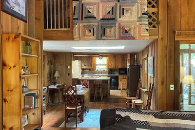 Image de Retreat by the Rivah\nExperience this three bedroom custom built cabin, sleeps 8\n