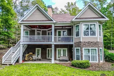 Image de Spacious 5-bedroom house on the water in marvelous Lake Oconee.