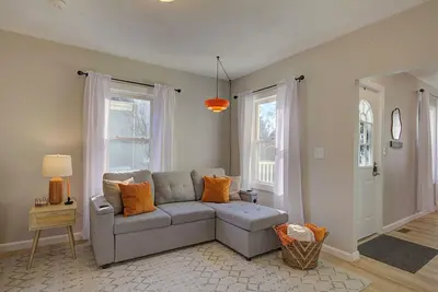 Image de 3-bedroom Halloween themed apartment in spooky Salem