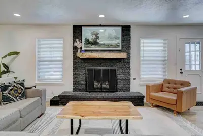 Image de Spacious 5-Bed by Ou Campus – Modern, Fully Renovated, Game Day Ready!