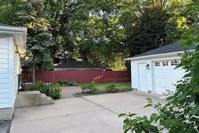 Image de Charming 3-bedroom furnished house with Ac, WiFi in tranquil Crystal Minnesota