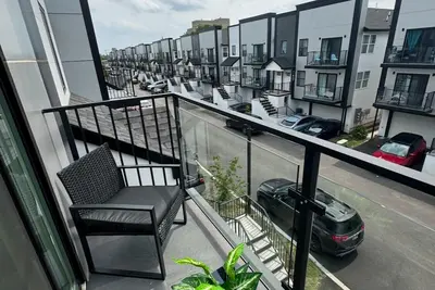 Image de Modern & Luxurious Nyc-Themed 3-Bedroom Apartment Located Inside Gated Community