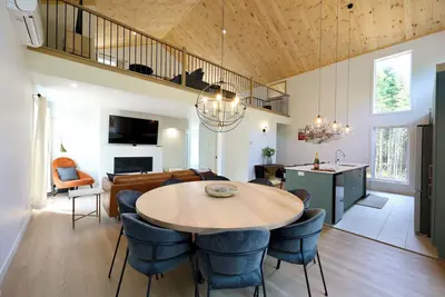 Image de Le Petit Frontenac - Charmant & Raffiné - Spa, Pool, Piscine, Sauna, Babyfoot