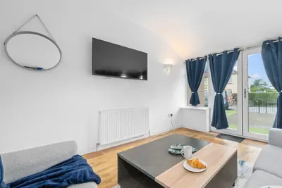 Image de Modern 3 bedroom house with private parking, modern kitchen and easy access around Glasgow