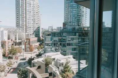 Image de Perfect location in Dt Vancouver steps to Van city’s hottest events & Seawall!