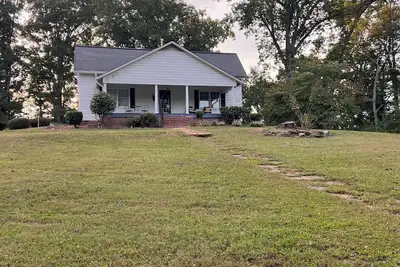 Image de Farmhouse Living 🐄  2 Br 1 Ba and a bonus room with 2 twin beds. Serenity Now!