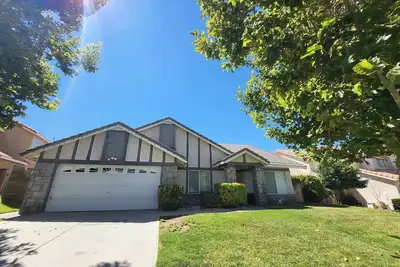 Image de Charming house in lovely Palmdale near Marie Kerr Park, schools, Av Mall