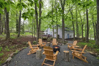 Image de Winter Adventures Pocono Escape w/Fire Pit & Arcade Games - Sleeps 8 Guest