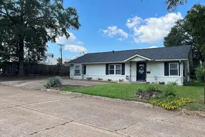 Image de Walk to Sfa, Centrally located 3 bedroom in historic Pecan Street Neighborhood