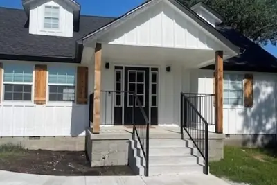 Image de Charming 3-bedroom with hot tub. Minutes from every convenience.