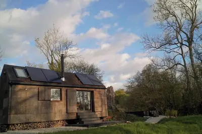 Image de Off-grid Cork Cabin With It's Own Island