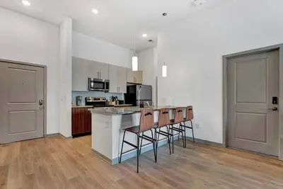 Image de Serene Lake & Pool Retreat – 5 Min to College Ave Buzz!