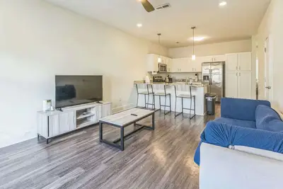 Image de Charming Townhome with Fitness Studio + Grill