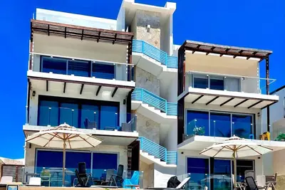 Image de peaceful beachfront condo with pool, sleeps 9 with full kitchen