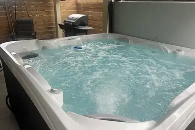 Image de Daylight Suite with Hot Tub Close to Airport\nPet Friendly