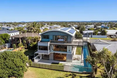 Image de Oceanic House: Award-Winning Luxury Beachfront Home.