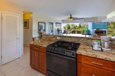 Image de Waikiki Shore 518 Partial Ocean View 2 Bedroom