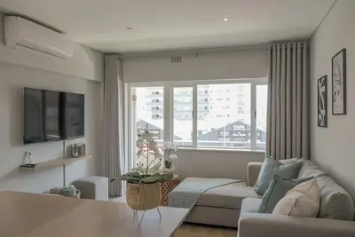 Image de Coastal City Vibes: Stylish 2-Bedroom