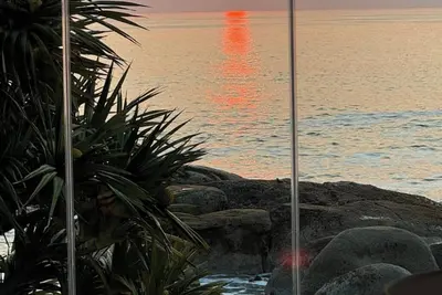 Image de Unique and tranquil modern bungalow on the ocean's edge.