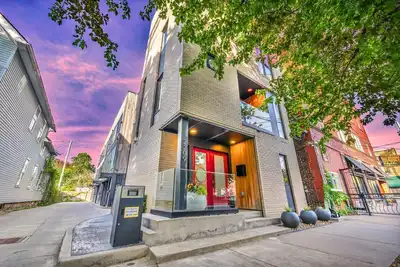 Image de Luxury Rooftop Oasis Tremont: Sauna & Cold Plunge