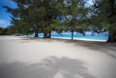 Image de Beachfront Bliss: Ground Floor Condo at The Islands Club, 7 Mile Beach, #05