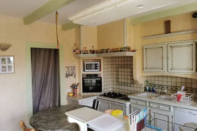 Image de Grande maison Ă la campagne avec piscine et aire de jeux.