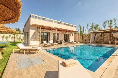 Villa Leila : Oasis de Détente Moderne avec Jardin, Ping-Pong, et Trampoline