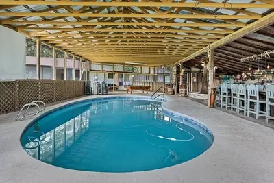 Image de Welcome To the Ranch at White Water- Charming home on 5 acres with event patio.