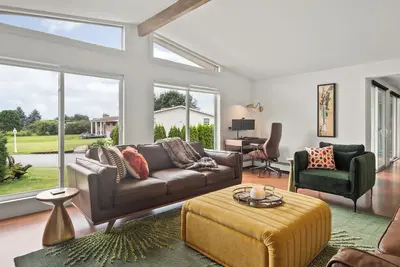 Image de Chic Mid-Century Modern Retreat: Steps from Beach & Bike Path