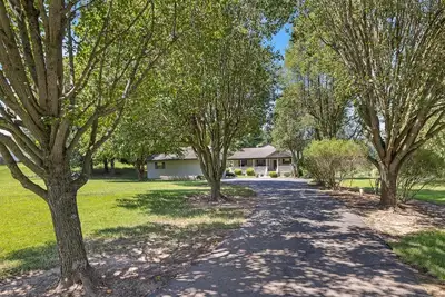 Image de Wonderfully cozy and spacious waterfront home on the water!