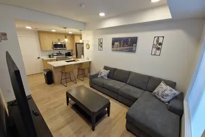 Image de Stylish 2bdr- Smart Entry & Secure Garage Parking