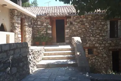 Image de Maison grecque traditionnelle rénovée, vue sur mer! Plages à proximités!