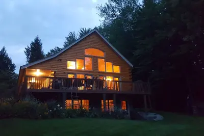 Image de Picturesque lakeside log home with 3bed\/3bath on Crystal Lake.