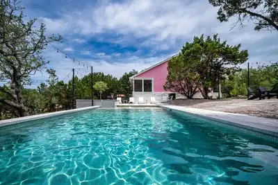 Image de Pink House Atx  Pool & Spa  Firepit