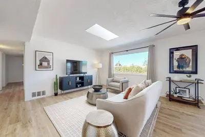 Image de Large Backyard, Walking Distance to Bars and Restaurants. 10 Minutes to Tram!