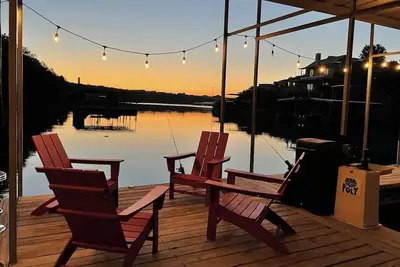 Image de Enchanted Treehouse on Pk Lake with Private Boat Dock