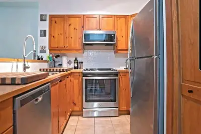 Image de Rare Upper Village Townhouse w\/ a garage for gear and tuning!