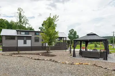 Image de Tiny home mountain retreat w/ view, covered outdoor patio, fire pit