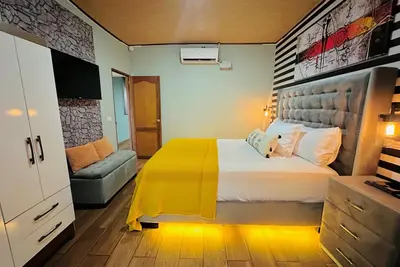 Image de Stay At  Tone'y House. Ask For Additional Discounts.