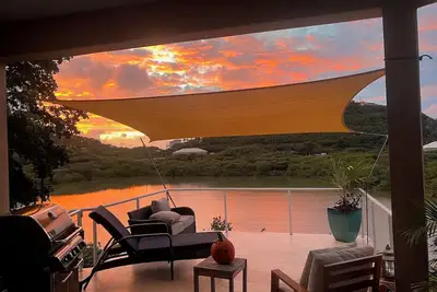 Tranquil relaxing & private 5 bedroom villa on pond w kayaks paddle boards +++