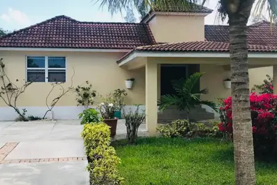 Image de Beautiful stand alone home one a large private lot in an upscale neighborhood