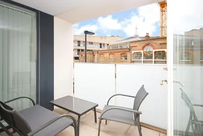 Image de Bright 4 bedroom duplex sleeps 8, w/patio off Columbia Road in Shoreditch!