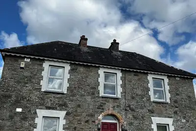Image de Renovated 4-bedroom farmhouse in near Lough Derg & Scarriff with WiFi